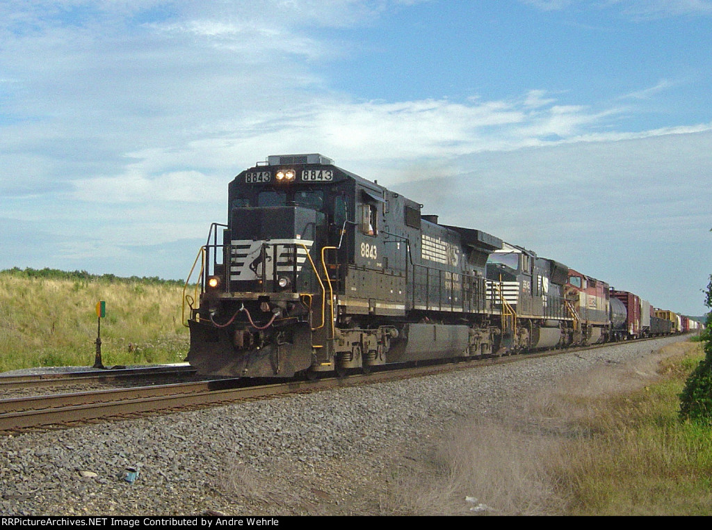 The elusive standard cab Dash 9 leads M341